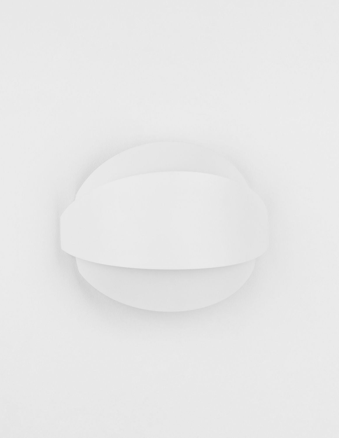Applique murale blanche éteinte vue de face sur fond neutre