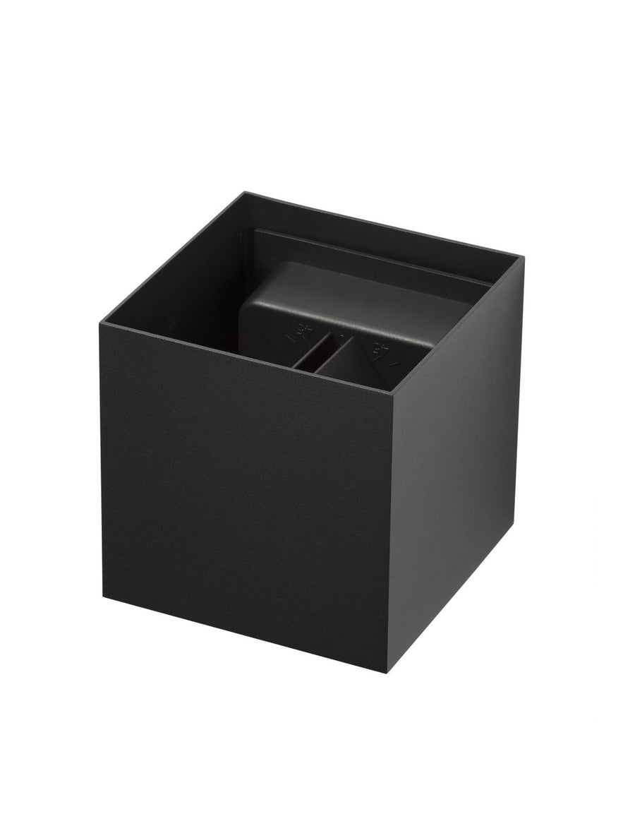 Vue de trois quarts du boîtier cubique noir ouvert, montrant la platine de fixation interne.