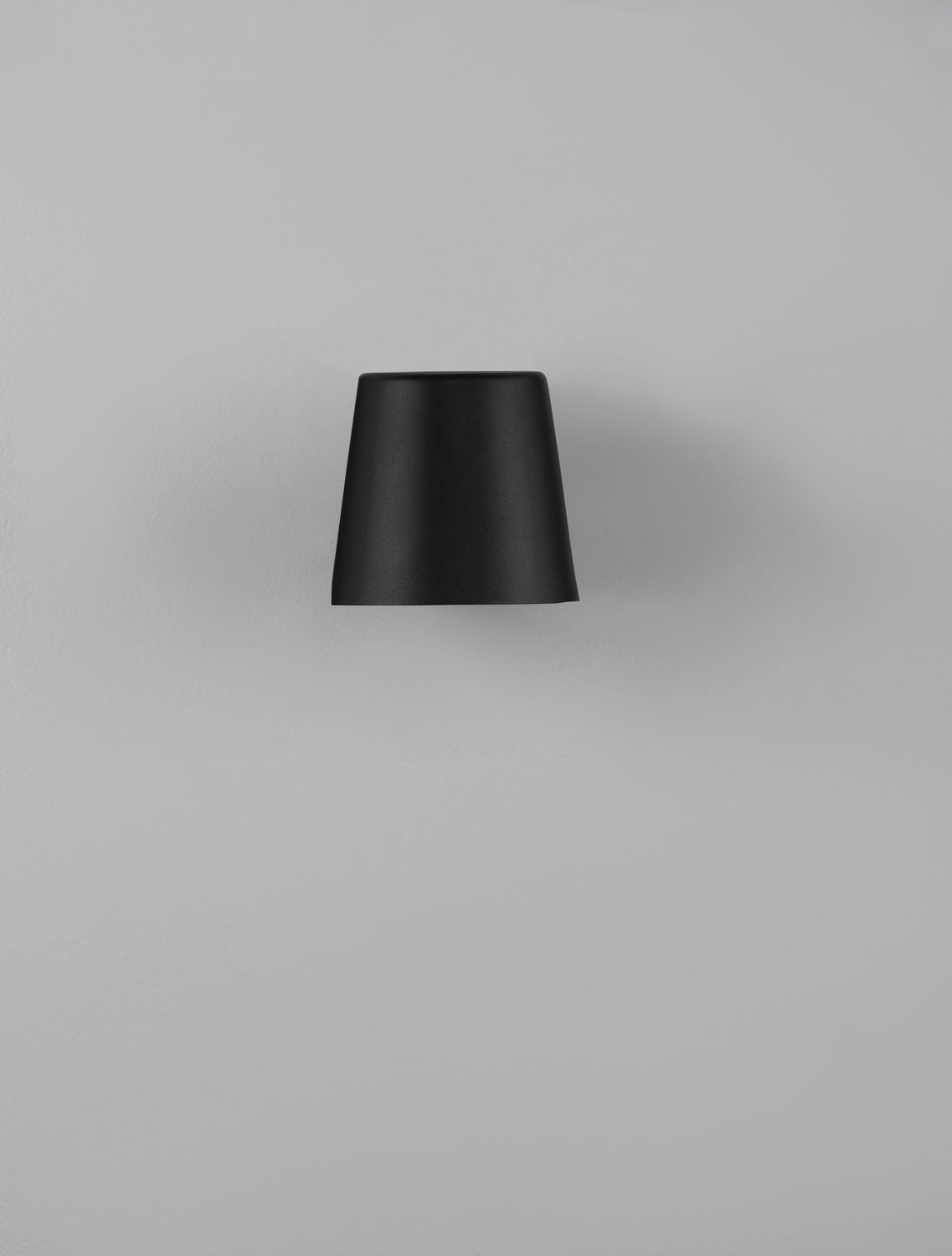 Produit de face, abat-jour tronconique noir mat éteint sur fond gris uniforme