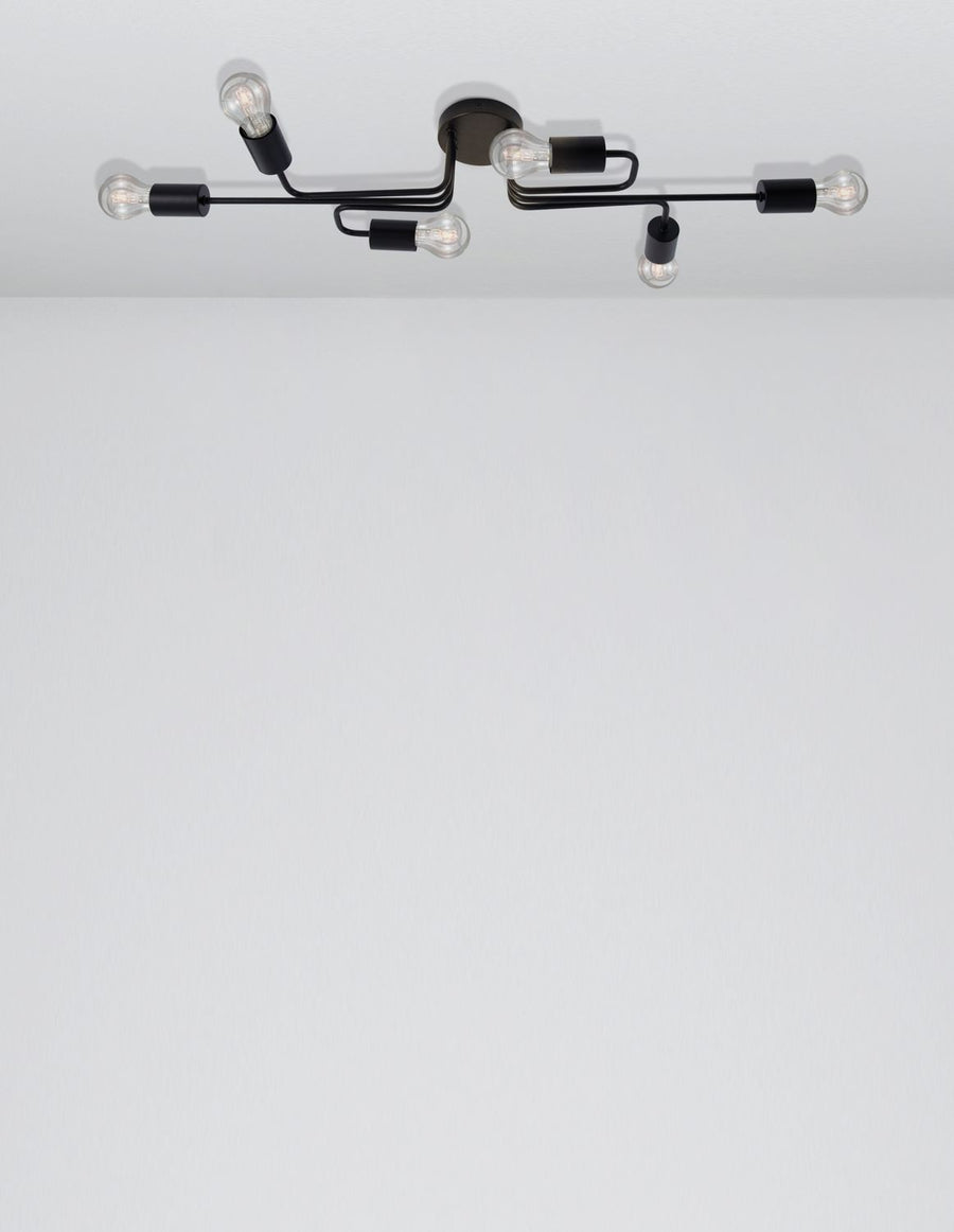 Luminaire fixé au plafond blanc, bras métalliques noirs et ampoules transparentes
