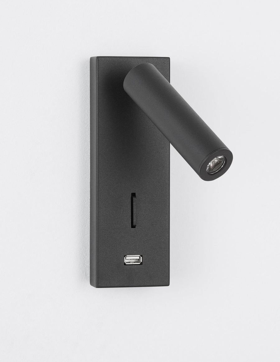 Produit de face, plaque rectangulaire noire avec port USB et interrupteur visibles