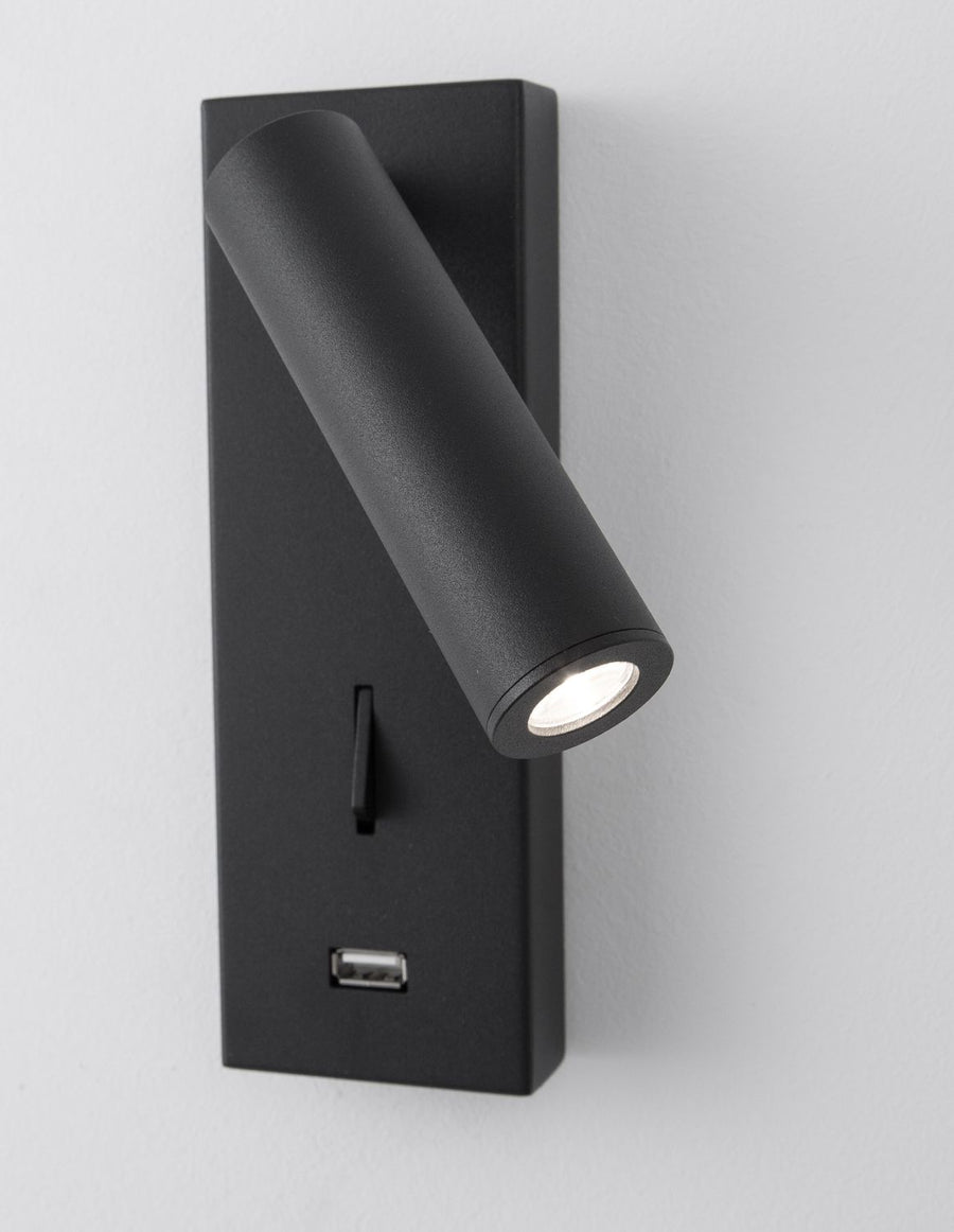 Détail de trois quarts avec lumière allumée et port USB sur la platine noire