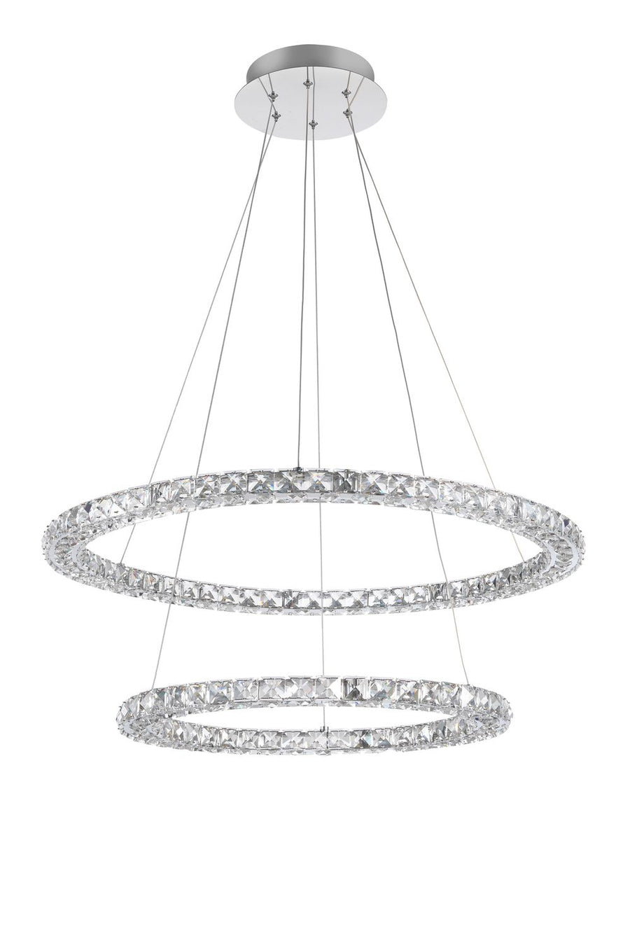 Vue de face du luminaire, deux anneaux de cristal concentriques sur fond blanc uni