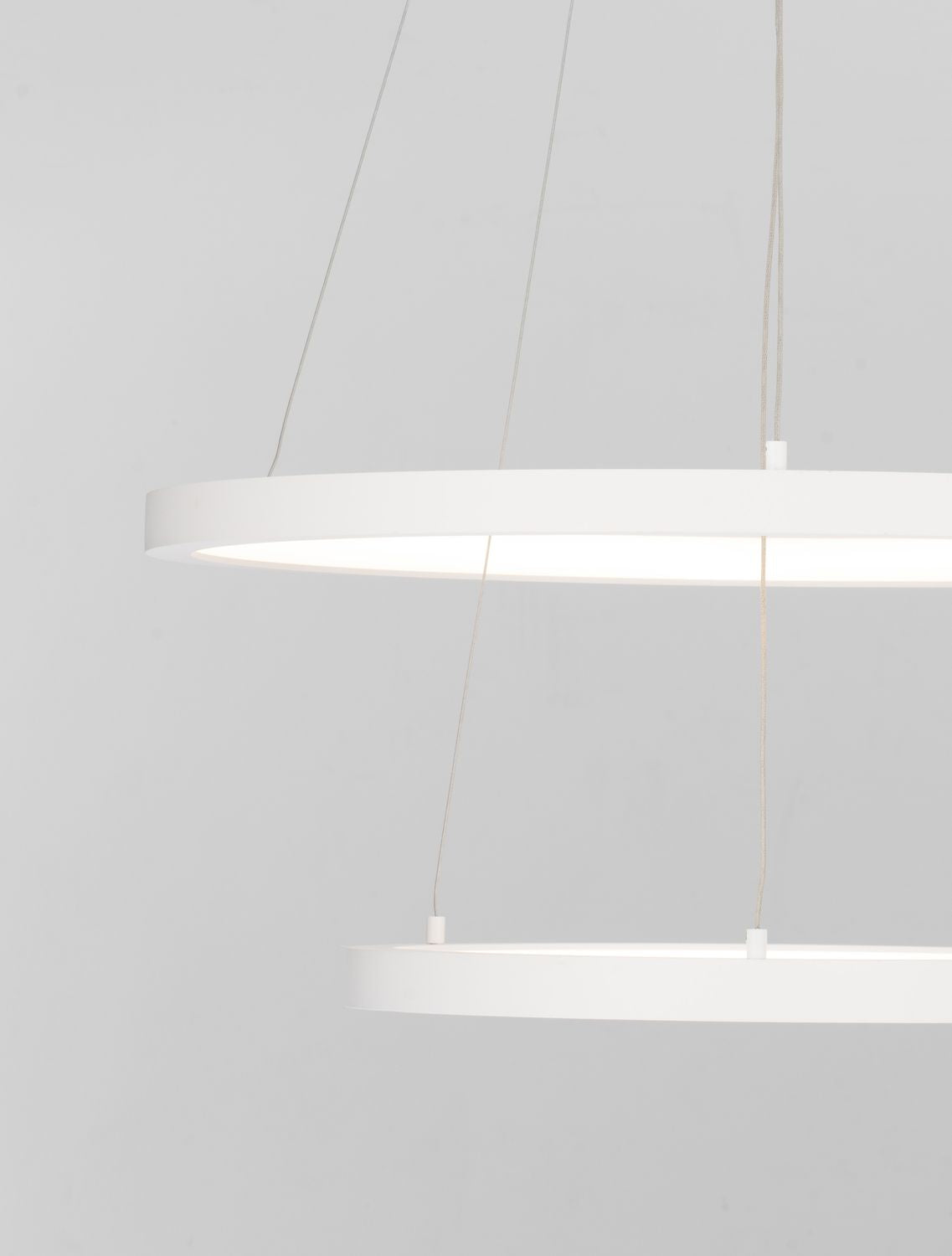 Détail des anneaux et des câbles de suspension avec fixations apparentes