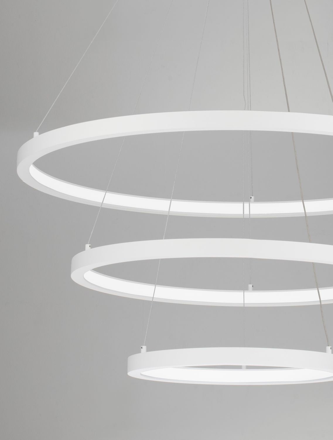 Gros plan sur les anneaux allumés diffusant une lumière blanche sous le verre