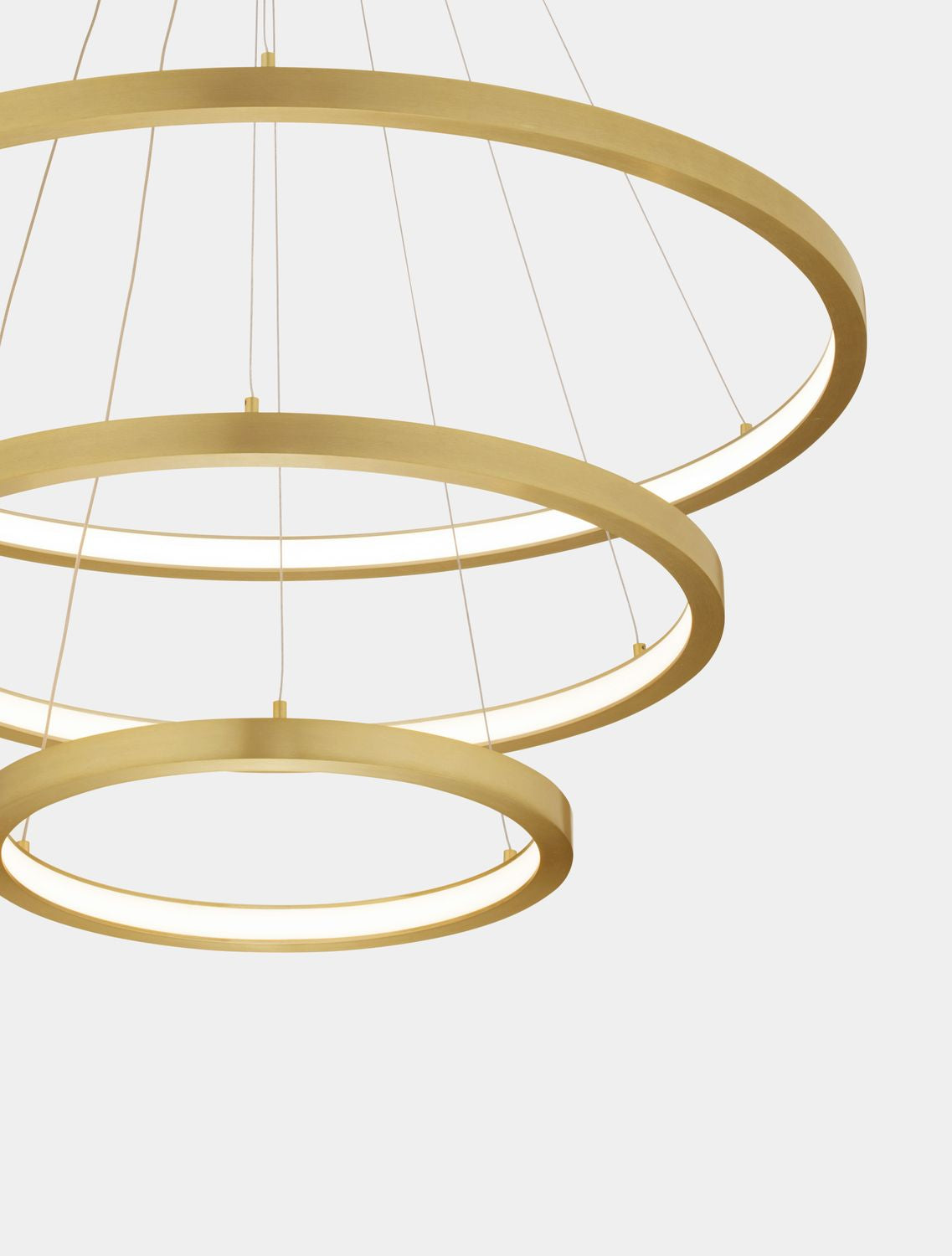 Gros plan sur les anneaux dorés et le ruban LED blanc intégré à leur base.