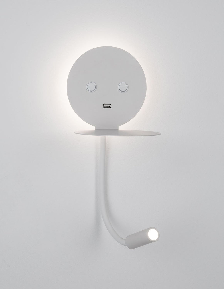 Applique murale blanche allumée, halo lumineux diffus et liseuse orientable.