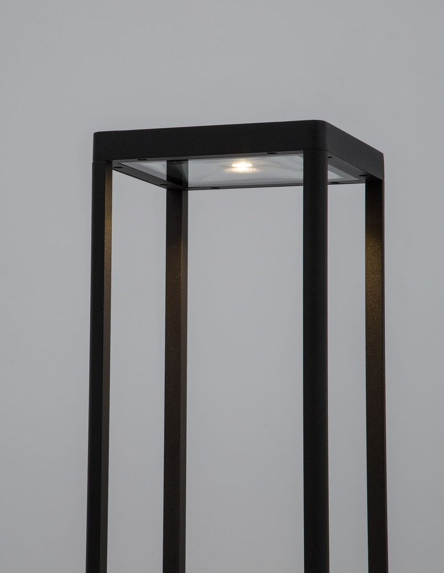 Détail du sommet avec diffuseur en verre et module LED éclairant vers le bas