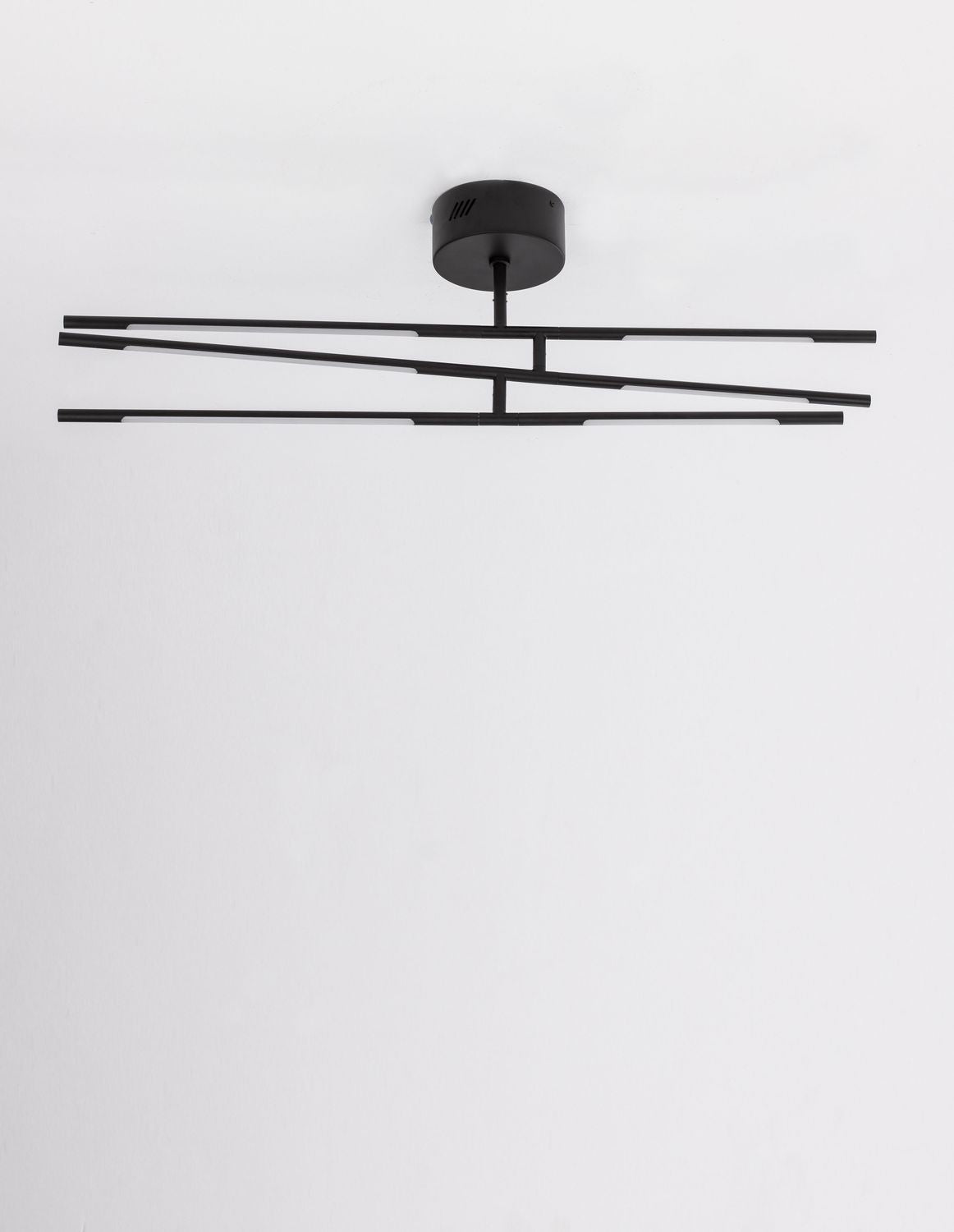 Second angle frontal montrant la finesse de la structure noire