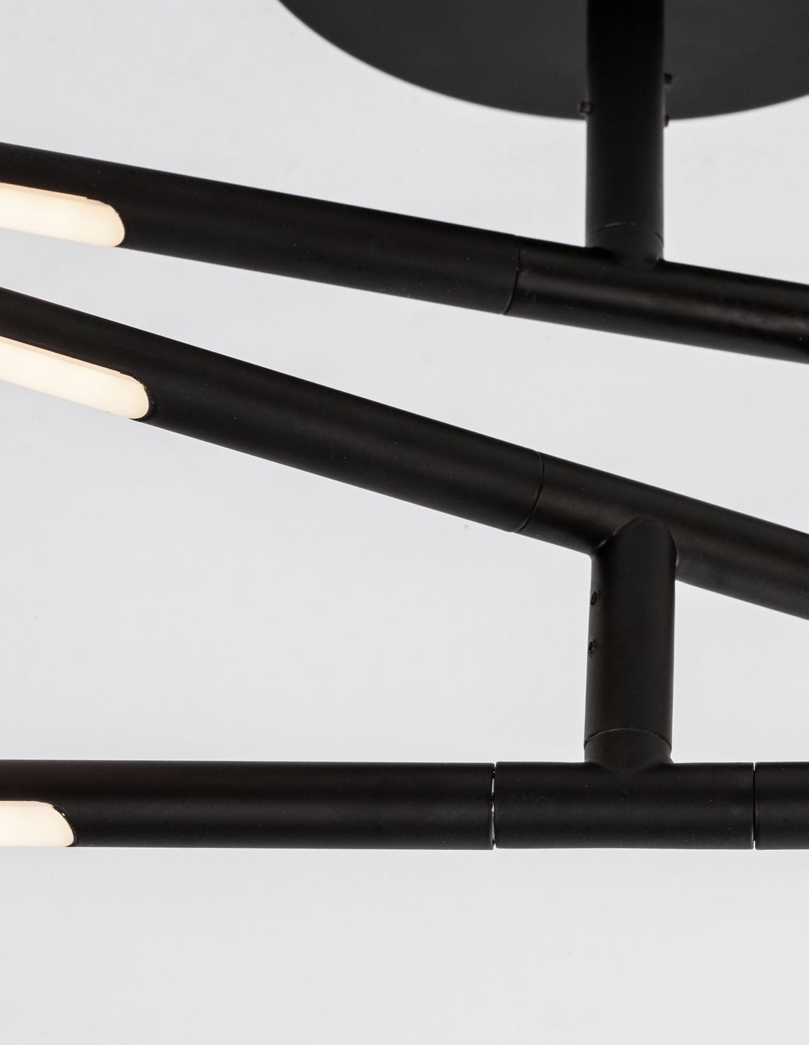 Gros plan sur les raccords et les segments lumineux blancs des bras