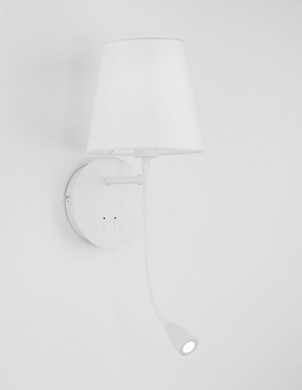 Vue rapprochée de l'applique blanche, abat-jour conique et bras de lecture orientable.