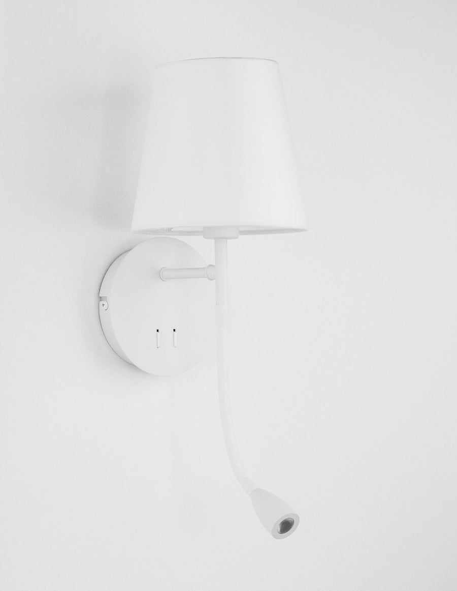 Second angle du luminaire mural blanc, abat-jour en tissu et bras lecteur intégré.