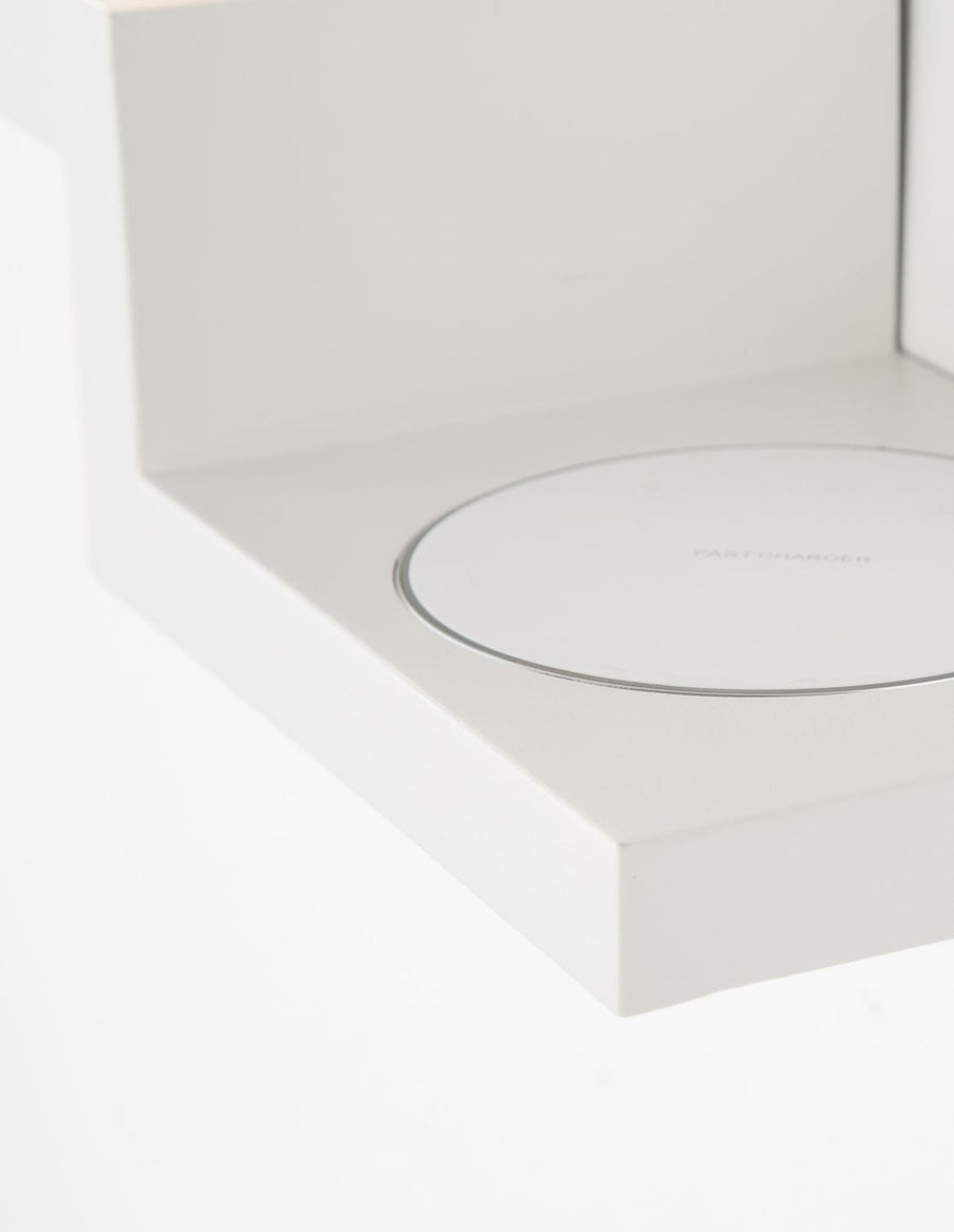 Détail du plateau blanc et du cercle de charge sans fil sérigraphié