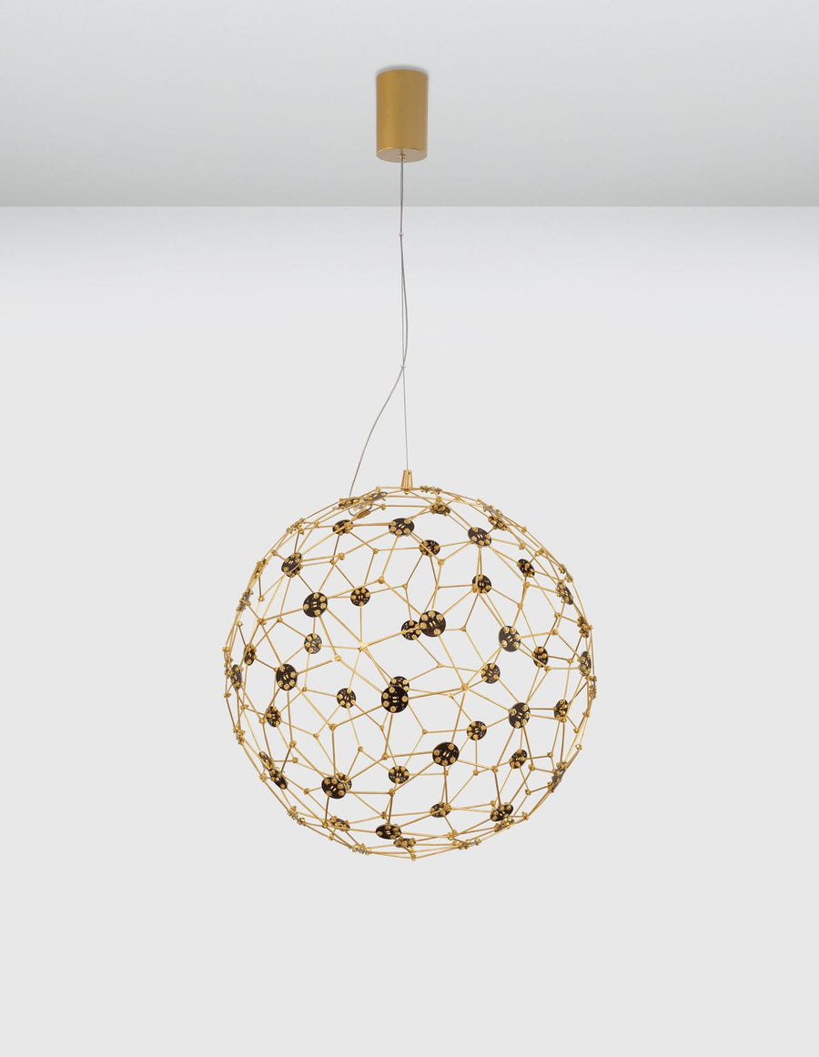 Vue de face du luminaire suspendu au plafond dans un intérieur gris clair.