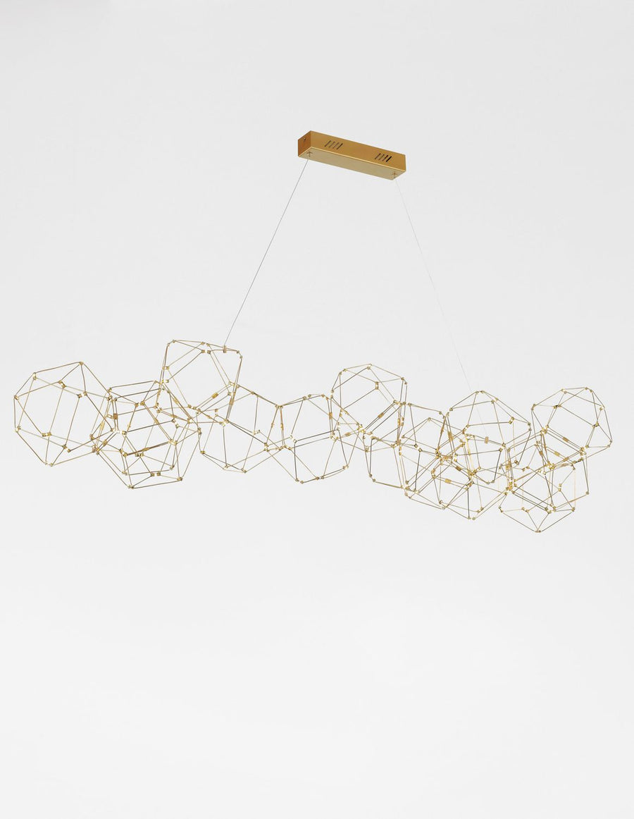 Vue d'ensemble de la suspension et de son support rectangulaire doré au plafond
