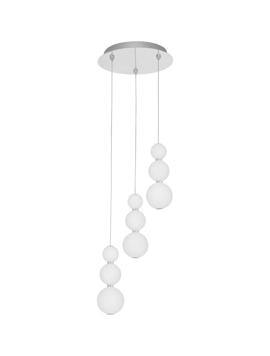 Vue de face du luminaire suspendu, trois cascades de globes blancs et structure chromée
