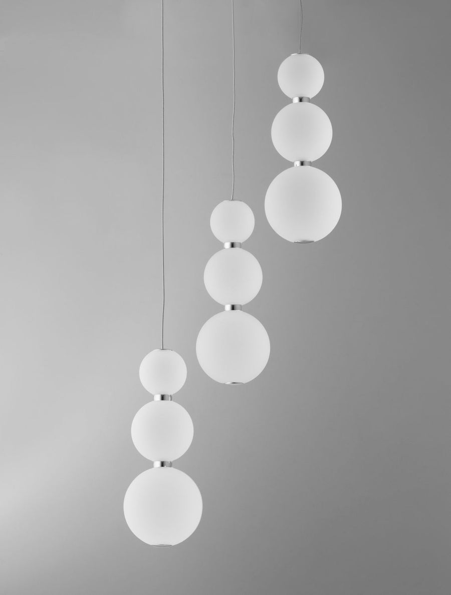 Autre vue détaillée des sphères lumineuses suspendues avec finitions métalliques brillantes