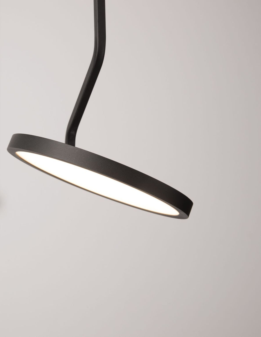 Détail rapproché de l'anneau lumineux incliné vu de dessous.