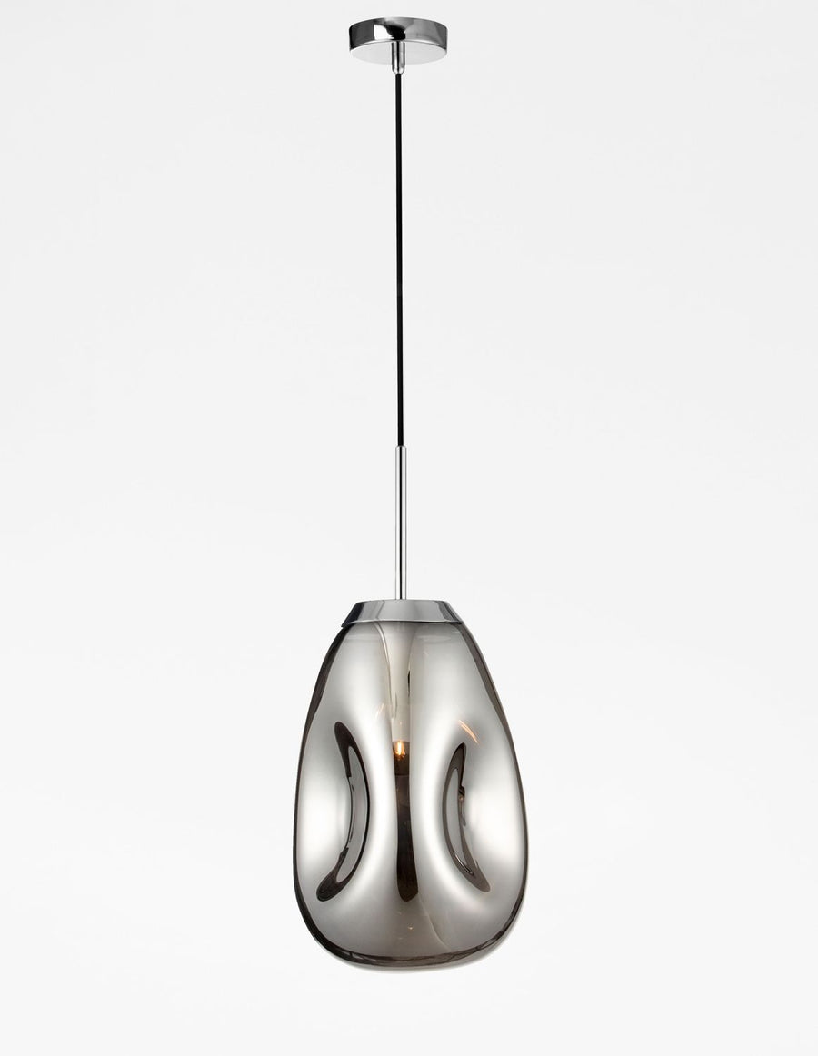Vue de face du luminaire suspendu, verre fumé et reflets chromés sur fond clair.