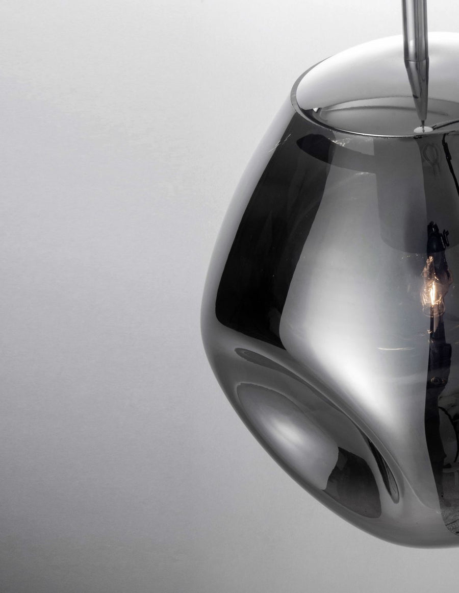 Détail du globe en verre chromé avec reflets et douille visible à l'intérieur.