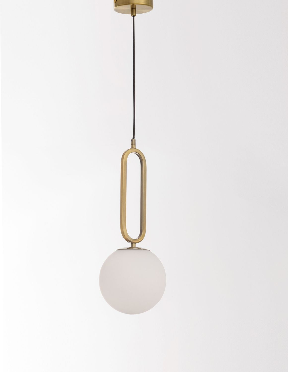 Suspension vue de profil, anneau ovale doré et diffuseur en verre opalin