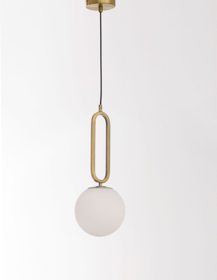 Suspension vue de profil, anneau ovale doré et diffuseur en verre opalin