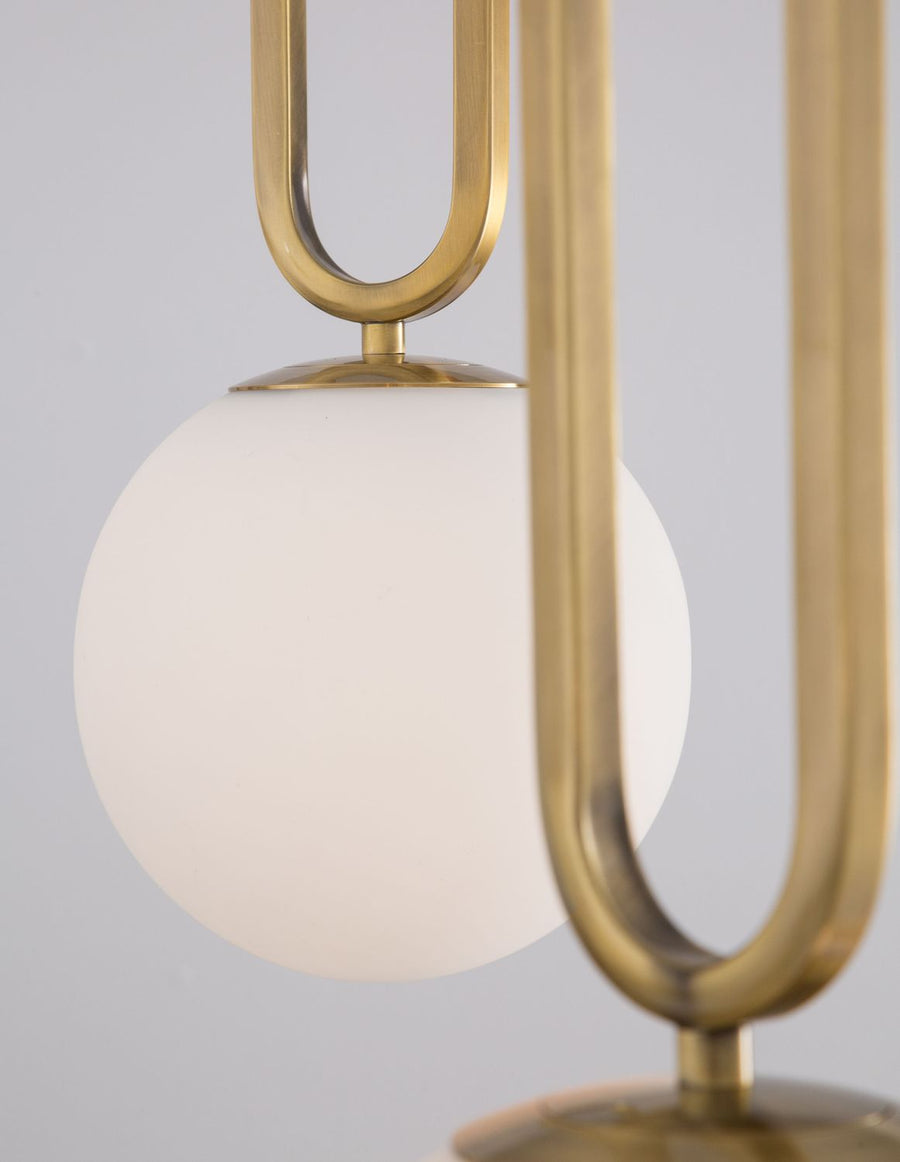Détail rapproché de l'anneau doré et du sommet du globe en verre