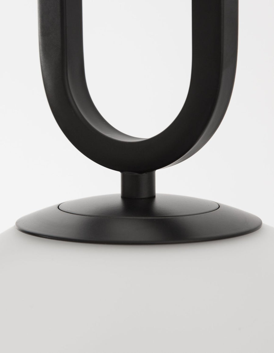 Détail de la finition noire mate et de la fixation sur le verre opalin