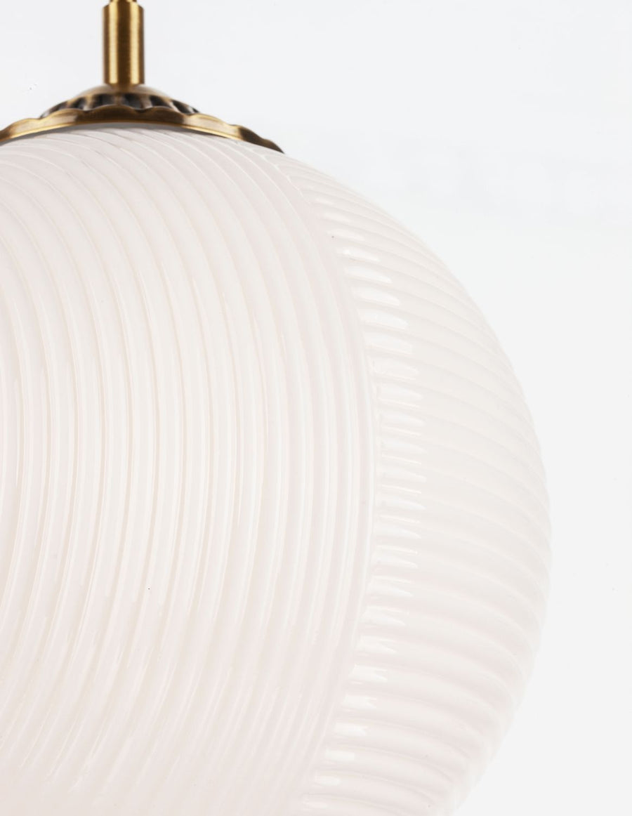 Gros plan sur les cannelures concentriques du verre blanc dépoli