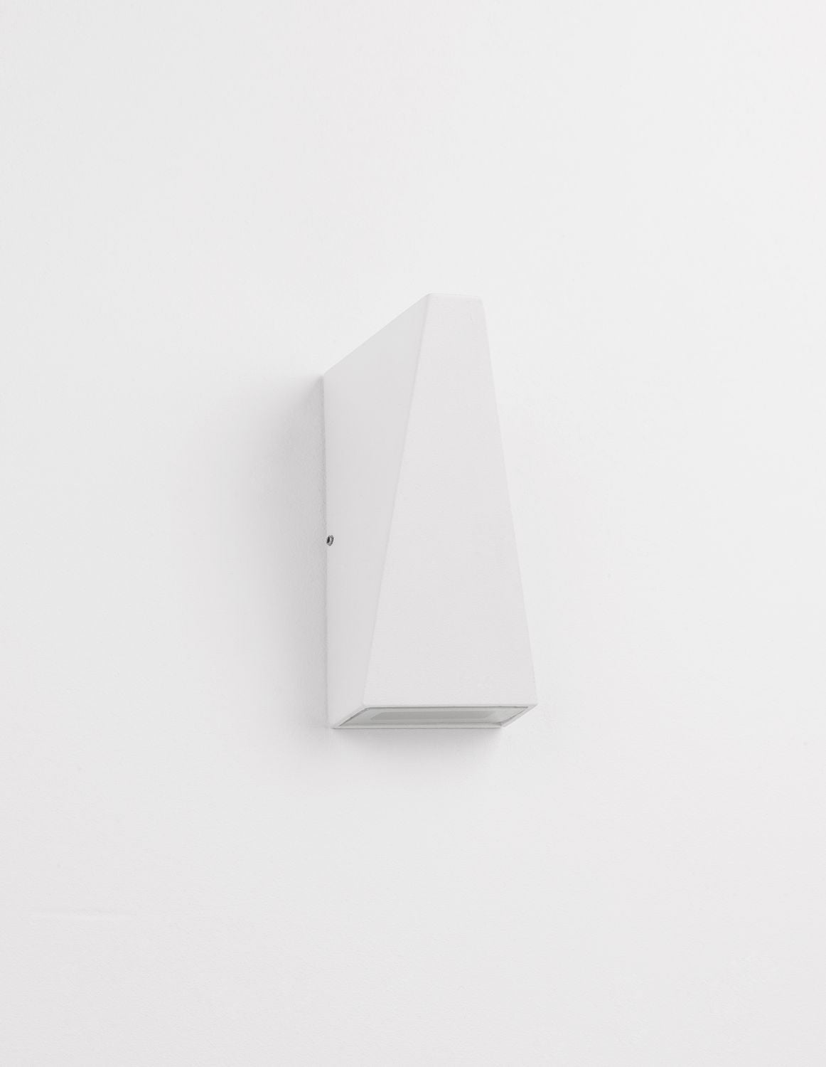 Vue de face de l'applique murale éteinte, boîtier blanc géométrique