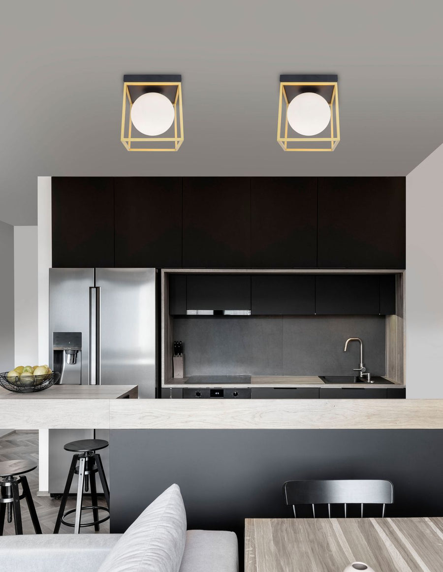 Deux plafonniers cubiques dorés éclairant une cuisine moderne avec îlot central