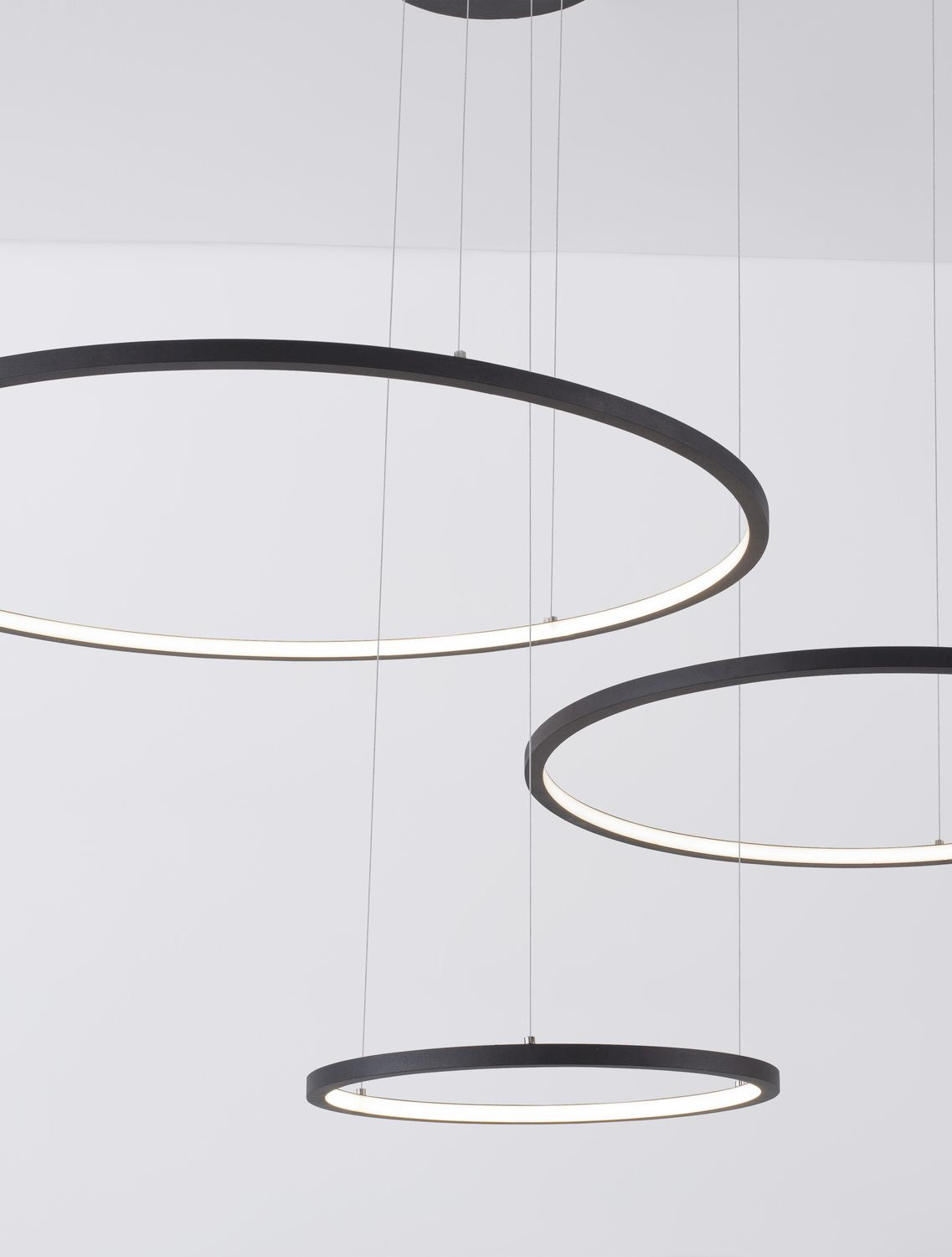 Détail rapproché des anneaux noirs et de leur diffuseur LED blanc dirigé vers le bas