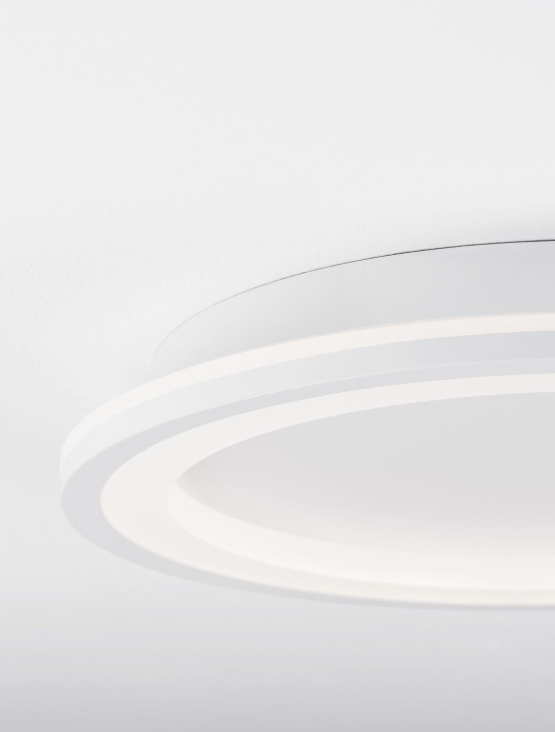 Détail rapproché de l'anneau blanc et du diffuseur du plafonnier