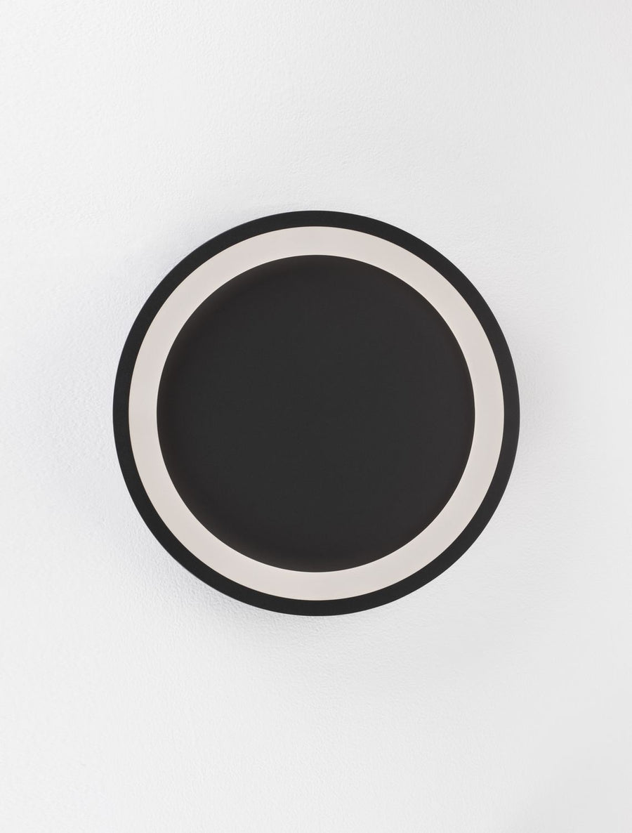 Vue de face du luminaire circulaire noir sur fond blanc, anneau lumineux