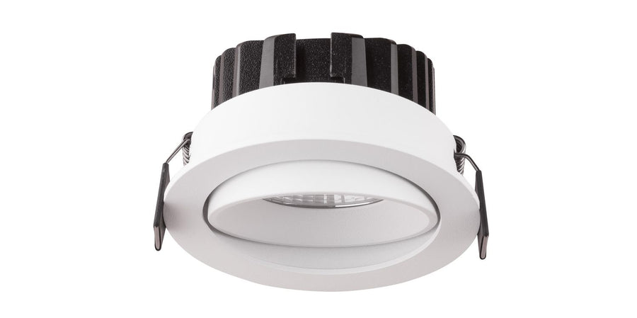 Projecteur encastrable blanc vu de face sur fond blanc, avec ailettes noires et ressorts.