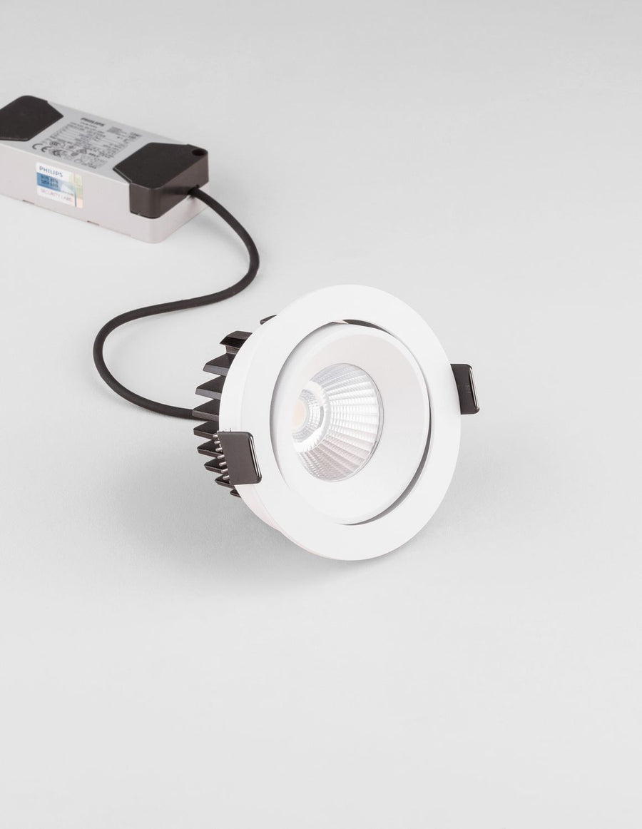 Vue de trois quarts du projecteur encastrable blanc et de son driver sur fond blanc.