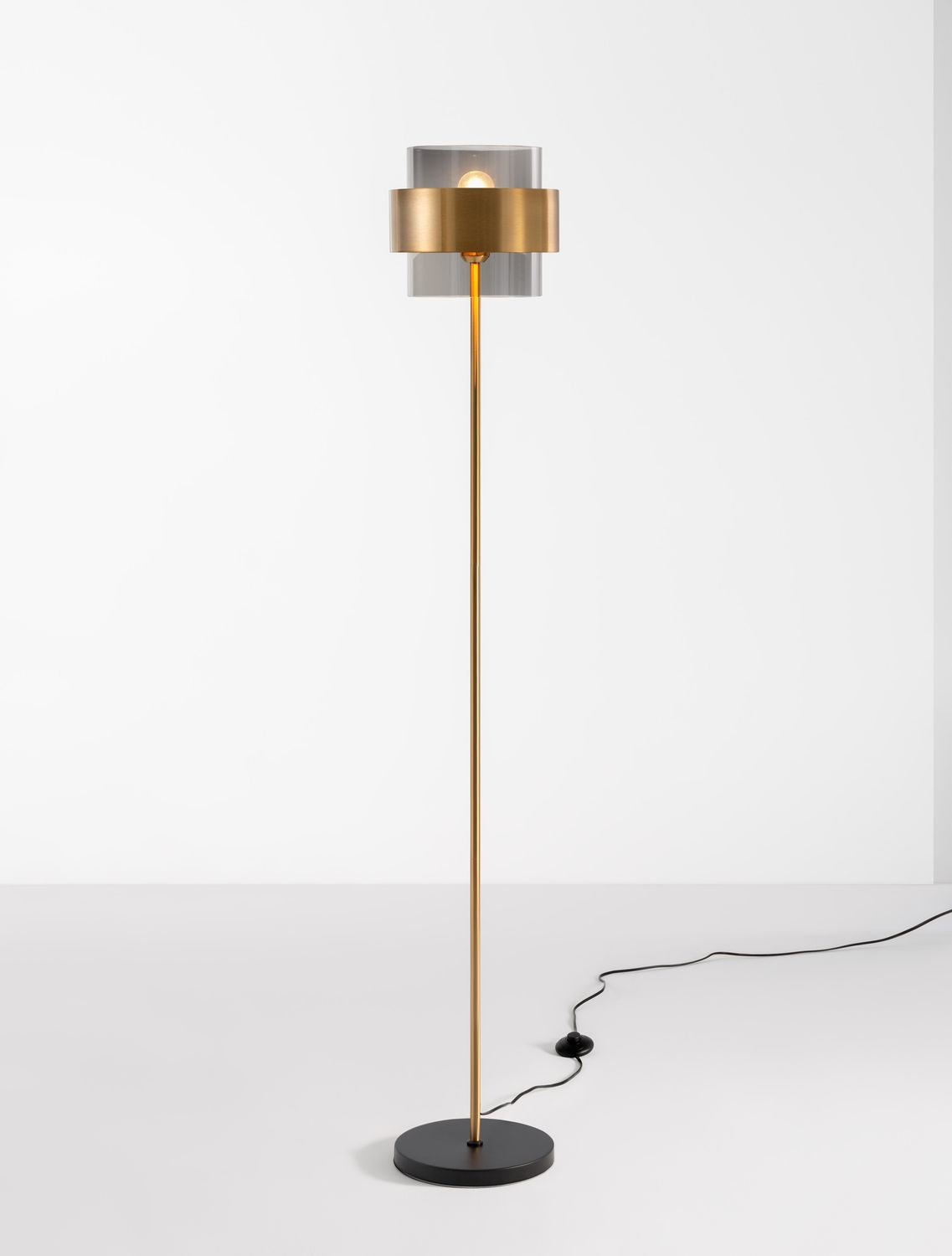 Lampadaire allumé, ampoule visible à travers l'abat-jour cylindrique transparent