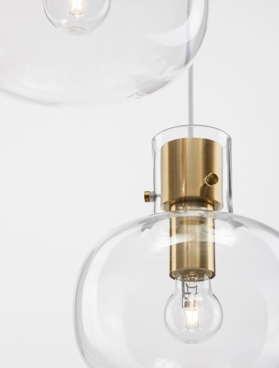 Détail rapproché de la douille dorée, du verre et de l'ampoule allumée