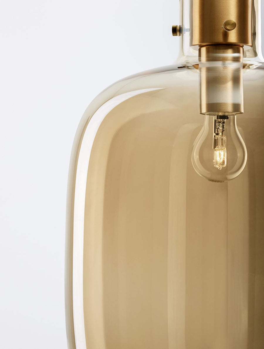 Détail de la douille dorée et de l'épaulement du verre transparent