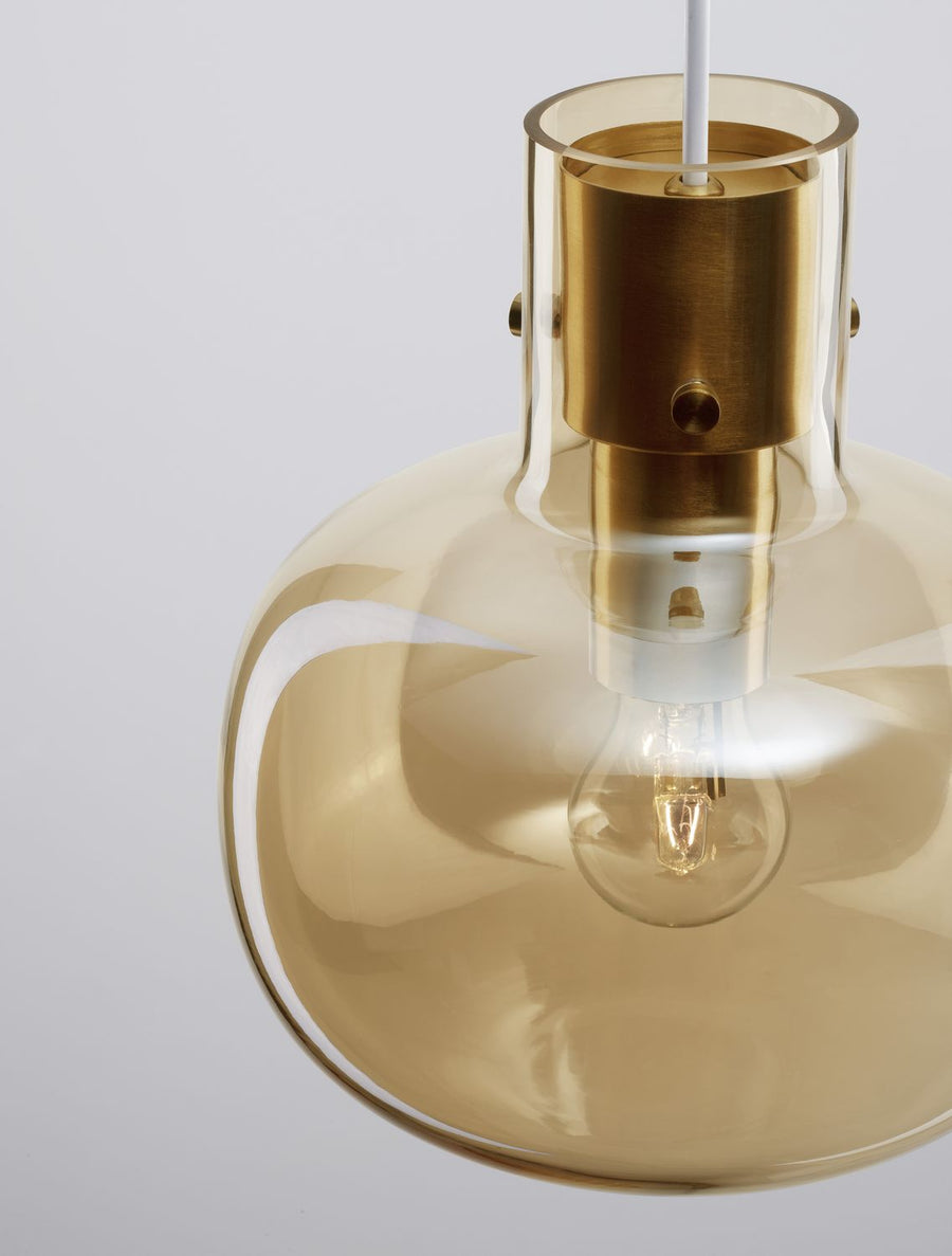 Détail vu de dessous montrant la douille, l'ampoule et l'intérieur du verre