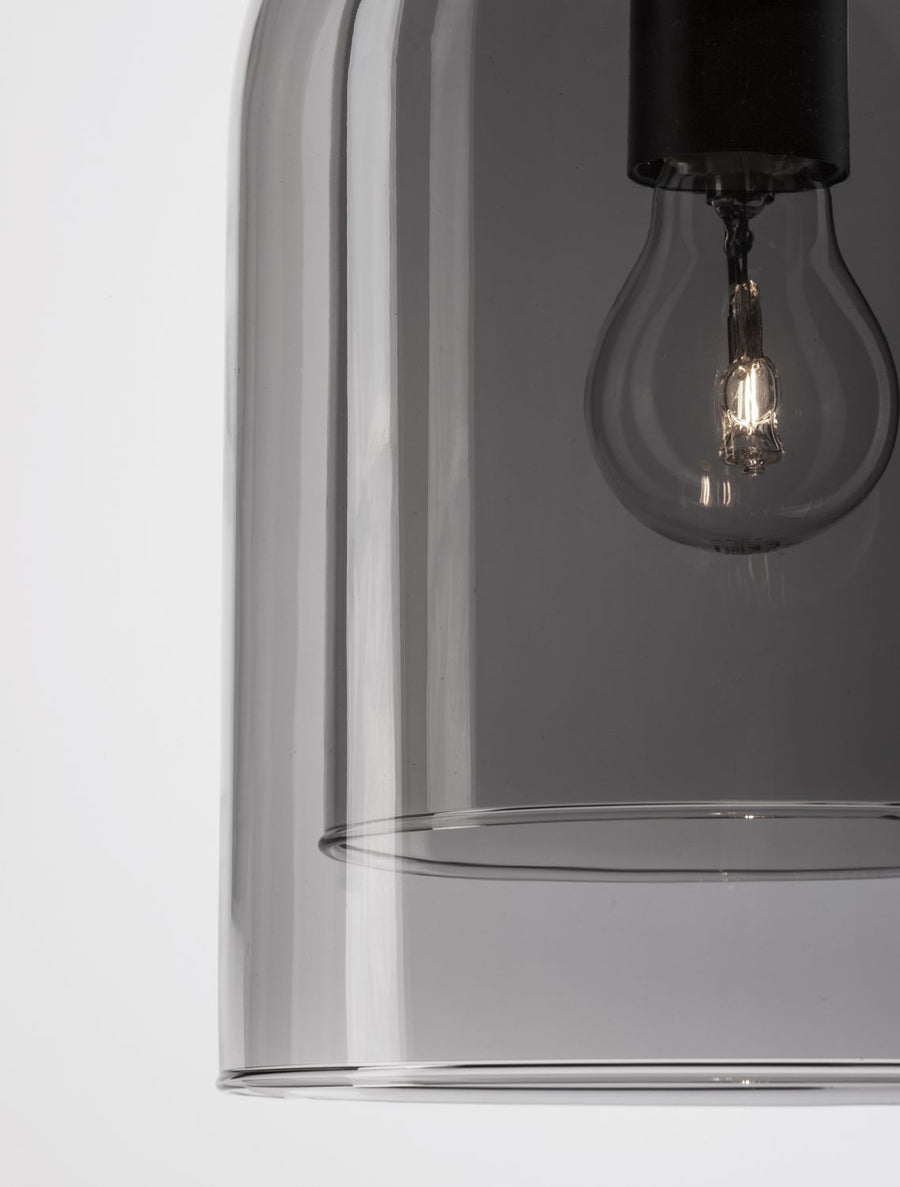Détail du bas du verre fumé et de l'ampoule allumée à l'intérieur
