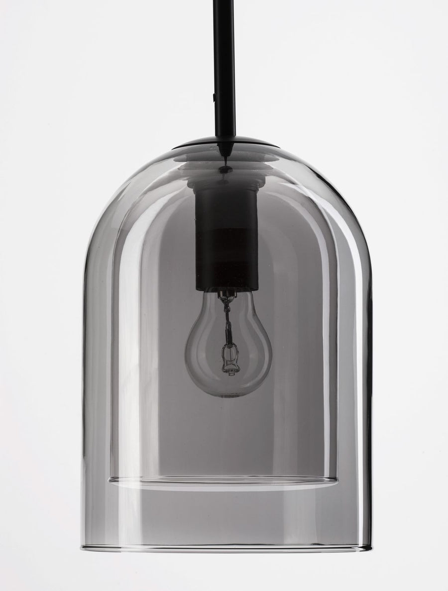 Gros plan sur le haut du diffuseur, douille noire et ampoule suspendue