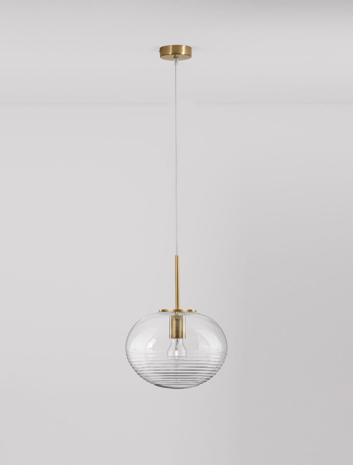 Vue en légère plongée du luminaire montrant la rosace de plafond et le câble