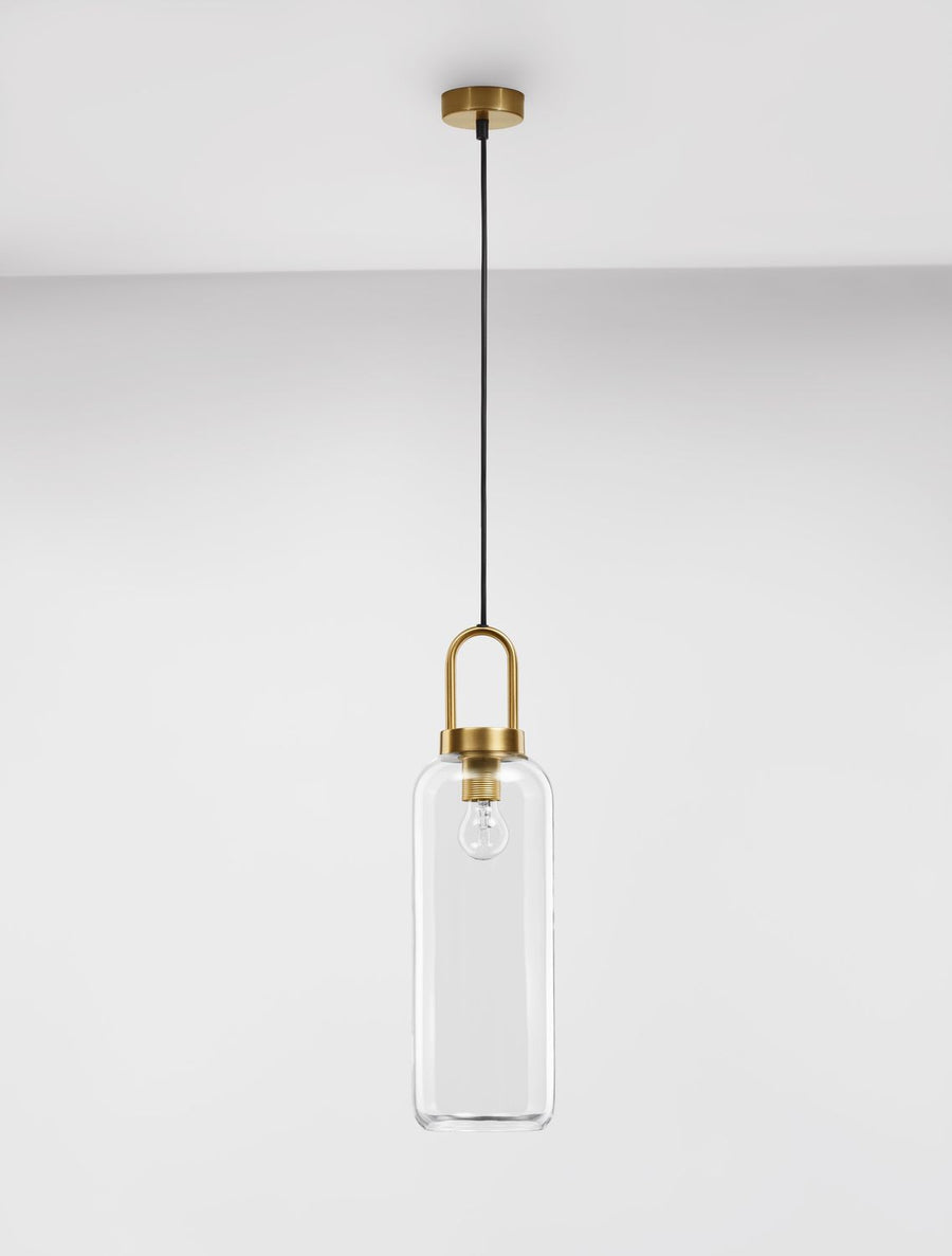 Suspension en verre transparent suspendue devant un mur blanc, plan large