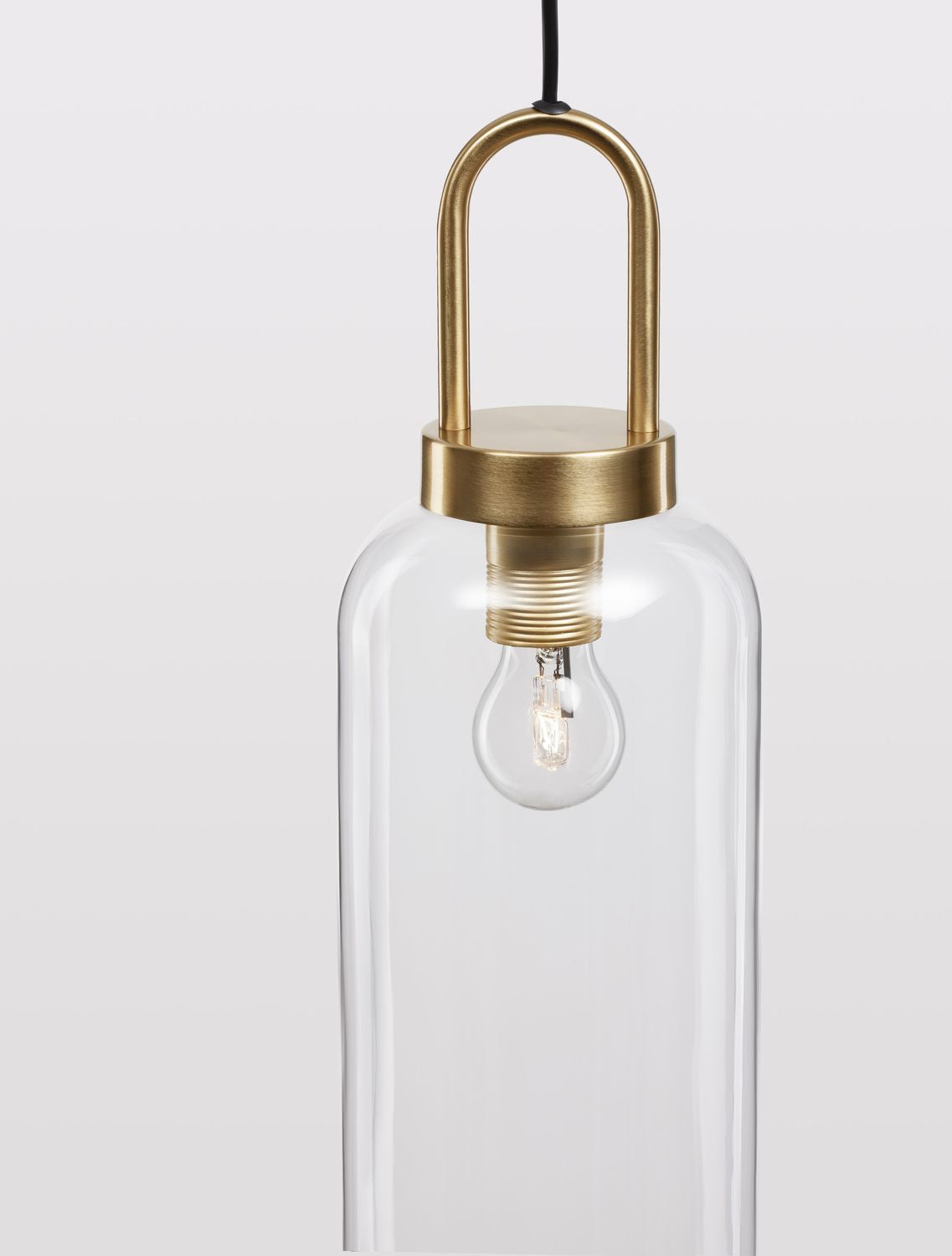 Détail du capuchon en laiton brossé, de l'anneau et de l'ampoule à filament