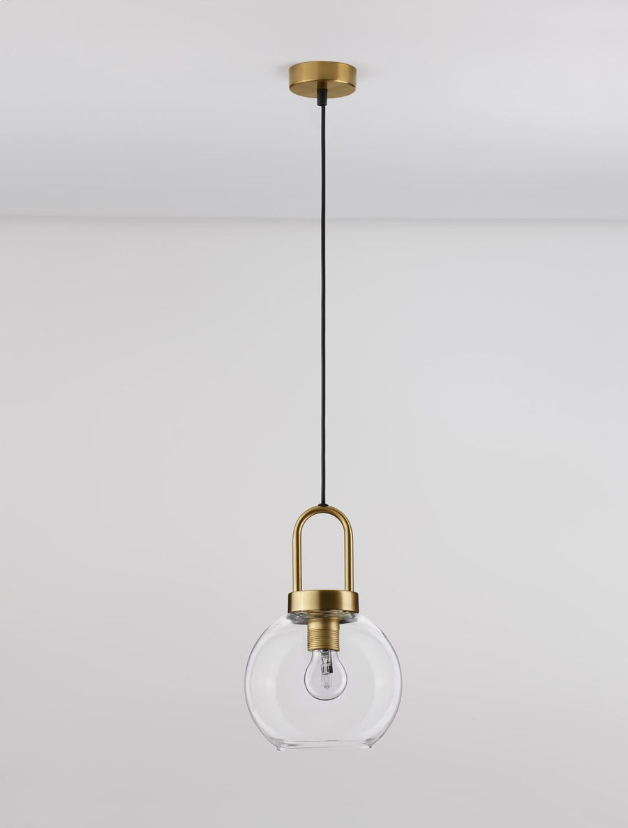 Suspension installée au plafond blanc, vue d'ensemble montrant la longueur du câble