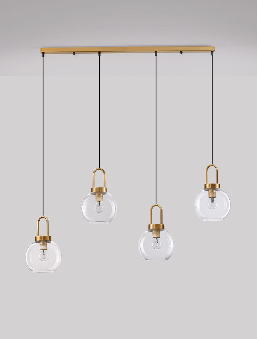 Vue d'ensemble du plafonnier doré et de ses quatre suspensions transparentes