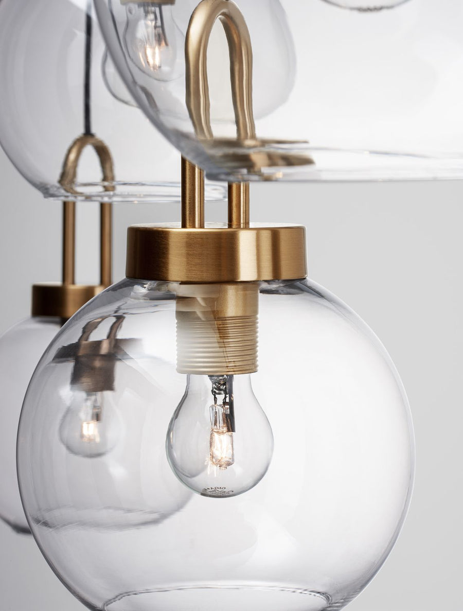 Détail rapproché du verre transparent et de l'ampoule à filament