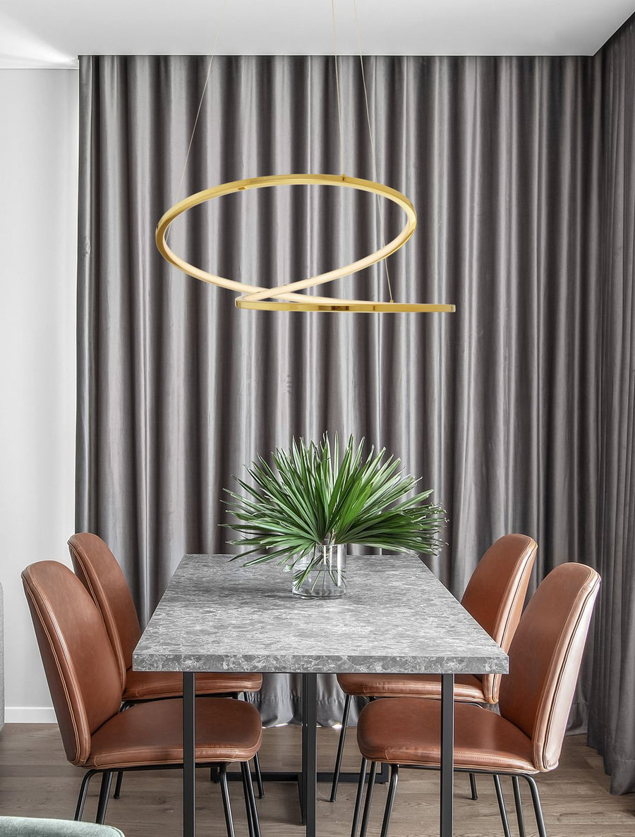 Suspension dorée à deux anneaux installée au-dessus d'une table de salle à manger