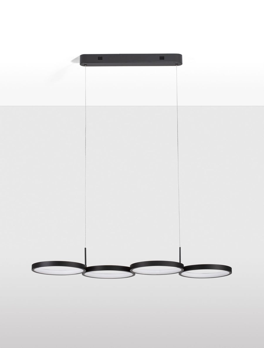 Luminaire suspendu vu de face sur fond gris clair avec ombre portée